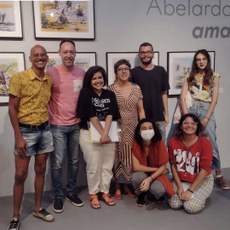 Daniel da Hora (segundo à esquerda); Maria Botelho, diretora do Memorial (de óculos ao centro) e os estudantes selecionados.

