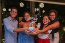Alunos e professora do Espaço Experimental com o prêmio