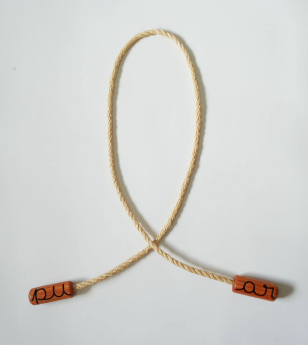 Paulo Aquarone  Pular (poema objeto)  Letras pintadas sobre corda de pular feita de madeira e sisal  2020  60x52x4cm
