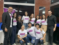 Na imagem, de roupas pretas, prof. André Luiz e profa. Josilene Ribeiro, à esquerda; no centro estudantes do curso de Relações Públicas na Jornada RP 2024; à direita, prof. Gustavo Freire, coordenador do evento.
