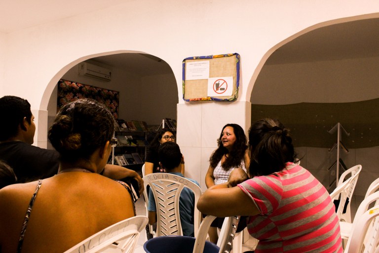 Professora Sandra Raquew e atriz Ingrid Trigueiro dialogando sobre o filme "Central do Brasil" no cineclube Abrazo
