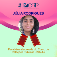 Imagem quadrada, composta por fundo cor de rosa e verde claro, com fotografia no centro da concluínte Júlia Rodrigues